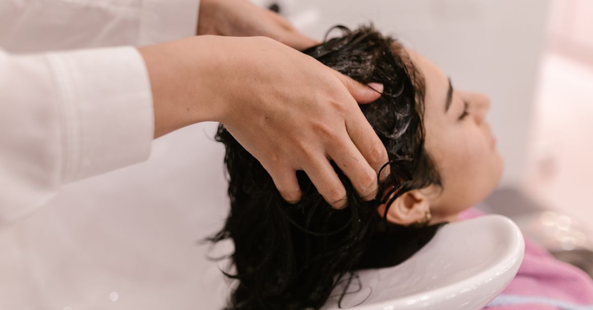 Come Lavare i Capelli nel Modo Giusto: La Routine Semplice che Fa Davvero la Differenza