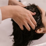 Come Lavare i Capelli nel Modo Giusto: La Routine Semplice che Fa Davvero la Differenza