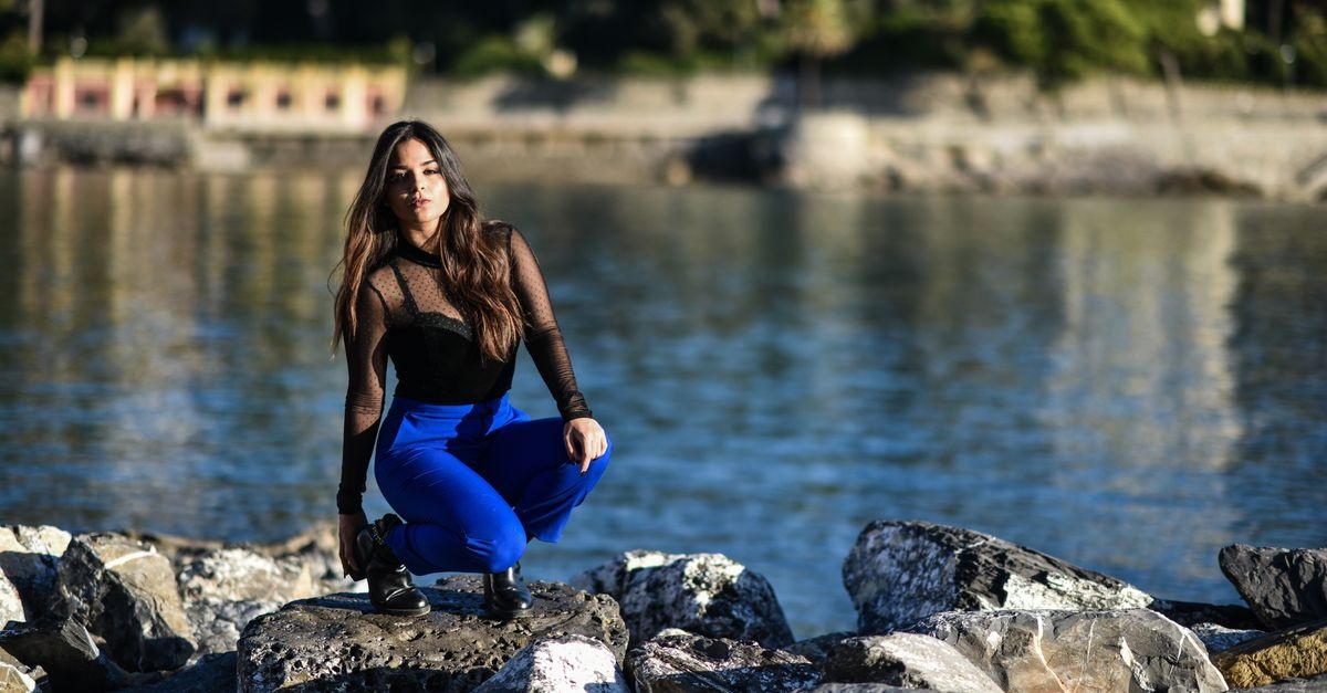 Blu e nero insieme? La guida di stile per un abbinamento elegante e moderno