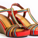 Scarpe colorate: come abbinarle con stile senza sbagliare