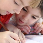 Primi passi nella scrittura: idee creative per aiutare i bambini a iniziare con entusiasmo