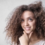 Ricci Perfetti Senza Stress: Come Districare e Spazzolare i Capelli Ricci Senza Spezzarli