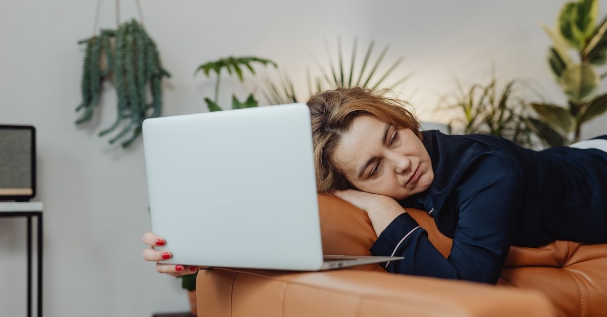 Perché ti svegli già stanco? 7 cause comuni e rimedi pratici per ritrovare energia al mattino