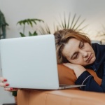 Perché ti svegli già stanco? 7 cause comuni e rimedi pratici per ritrovare energia al mattino