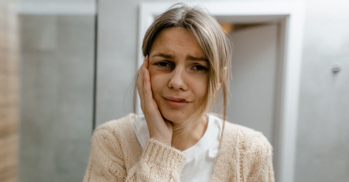 Denti stretti e notti agitate: come lo stress può scatenare il bruxismo (e cosa fare)