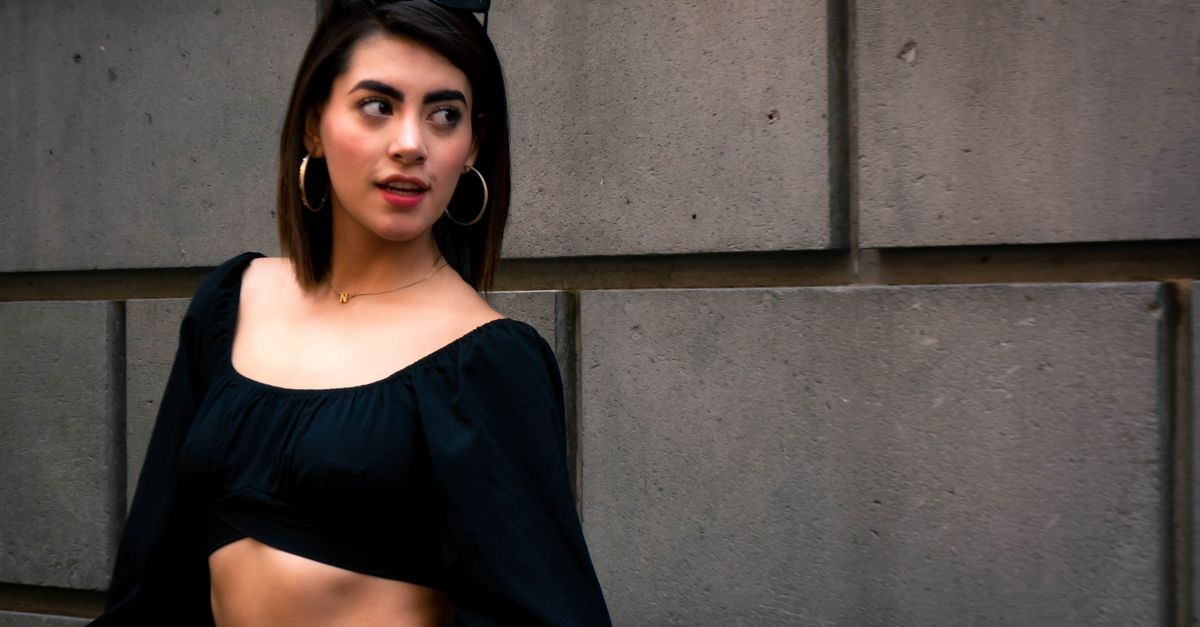 Look che valorizzano un décolleté generoso: idee di outfit eleganti e comfy