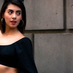 Look che valorizzano un décolleté generoso: idee di outfit eleganti e comfy