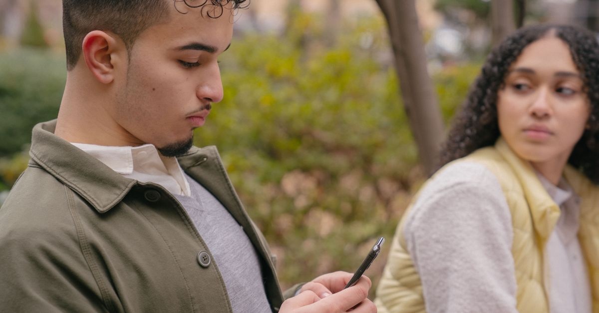 Quando il Like Diventa un Dubbiò: Gelosia e Relazioni nell’Era dei Social