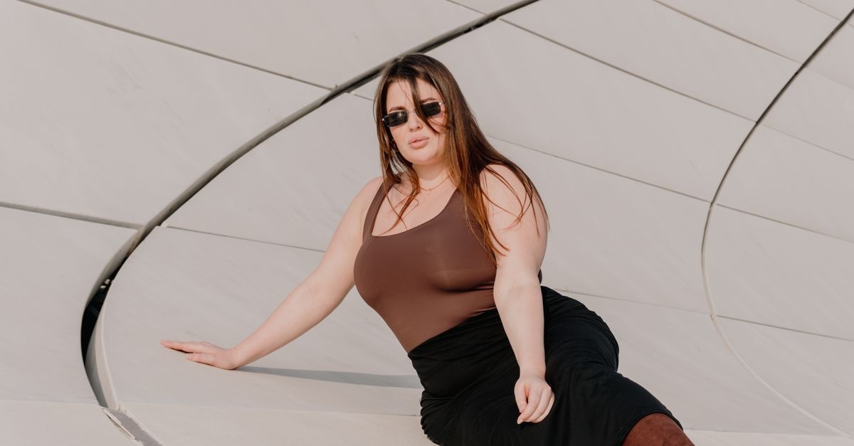 Eleganza Senza Taglia: Come Scegliere l’Abito Perfetto per Valorizzare le Curve
