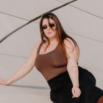 Eleganza Senza Taglia: Come Scegliere l’Abito Perfetto per Valorizzare le Curve