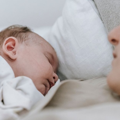 Sonno da Neomamma: Consigli Pratici e Trucchi Dolci per Riposare di Più