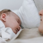 Sonno da Neomamma: Consigli Pratici e Trucchi Dolci per Riposare di Più