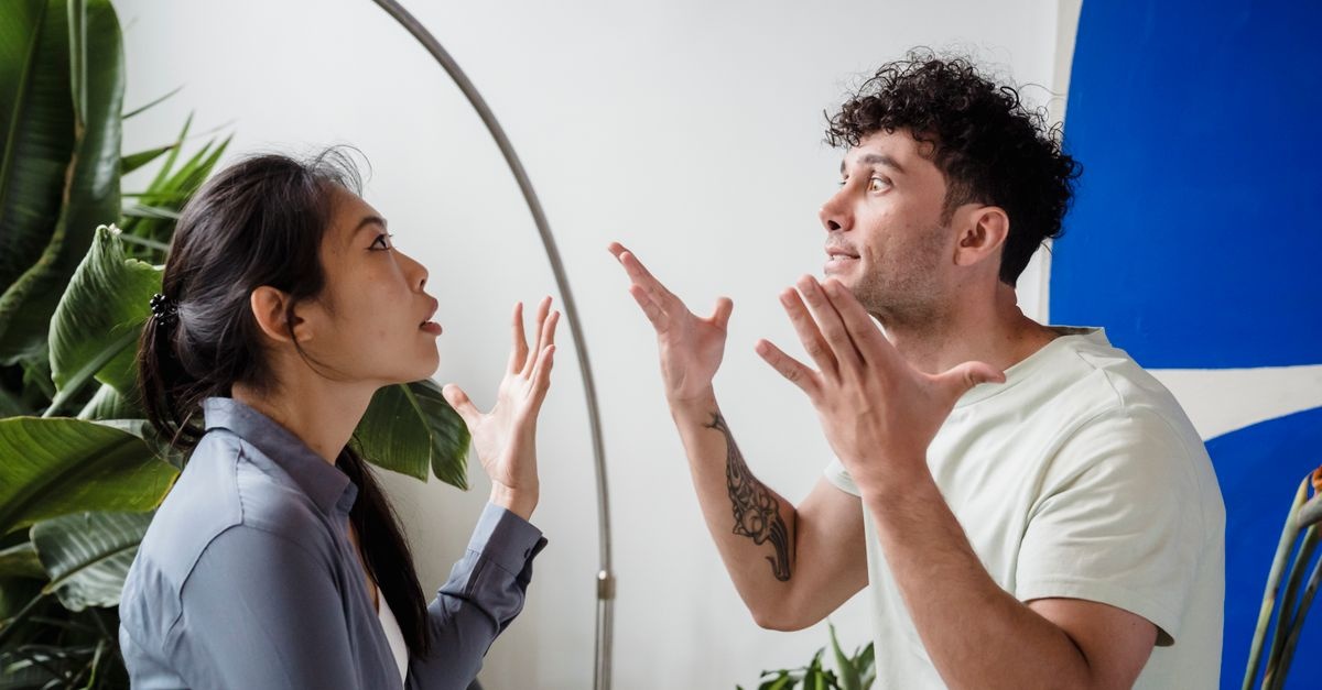 Opposti che si attraggono? Come le differenze di carattere rafforzano (o mettono alla prova) la coppia