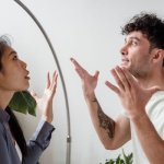 Opposti che si attraggono? Come le differenze di carattere rafforzano (o mettono alla prova) la coppia