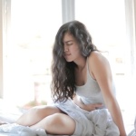 Quando la stanchezza non passa: i segnali dell’ipotiroidismo nelle donne (e cosa fare)