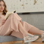 Sneakers con Eleganza: Idee di Outfit Chic per Ogni Occasione