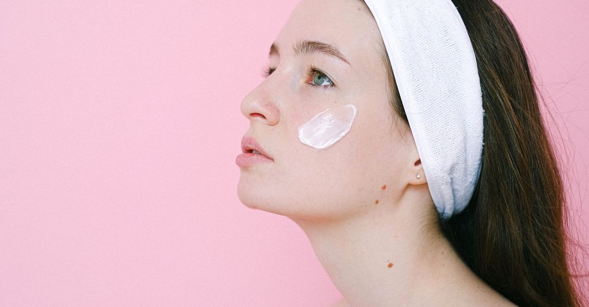 Come scegliere la crema viso ideale per la pelle grassa: leggerezza, idratazione e zero lucidità