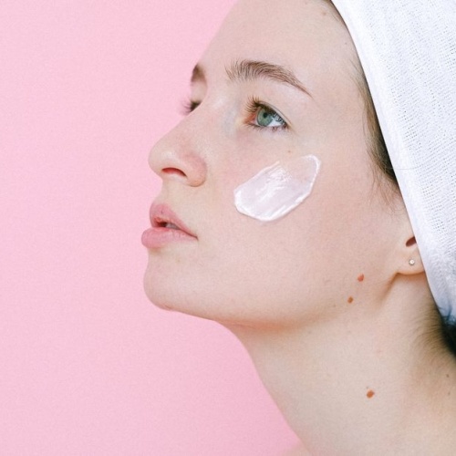 Come scegliere la crema viso ideale per la pelle grassa: leggerezza, idratazione e zero lucidità