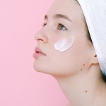 Come scegliere la crema viso ideale per la pelle grassa: leggerezza, idratazione e zero lucidità