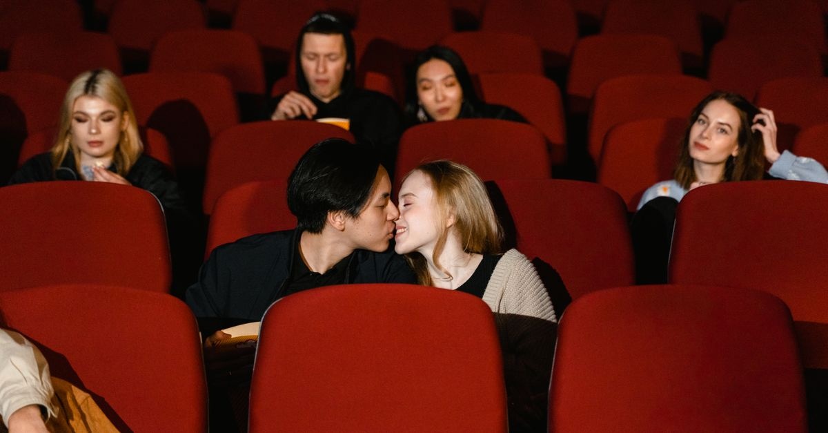 Il primo bacio al primo appuntamento: quando scatta la magia (e come capirlo)
