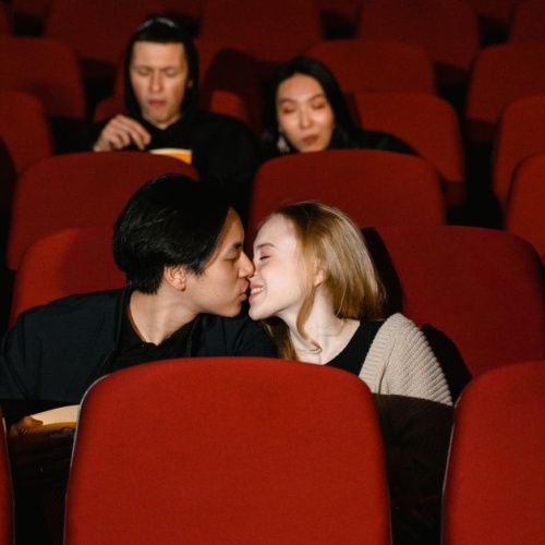Il primo bacio al primo appuntamento: quando scatta la magia (e come capirlo)