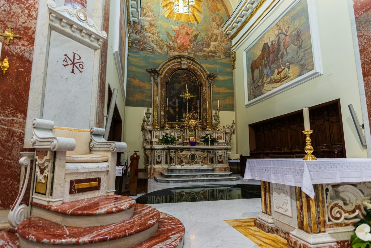 Qual è la differenza tra una tovaglia d'altare e una tovaglia tradizionale?